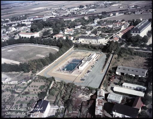 La piscine et le stade municipaux. En arrière-plan, la gare et les voies ferrées.